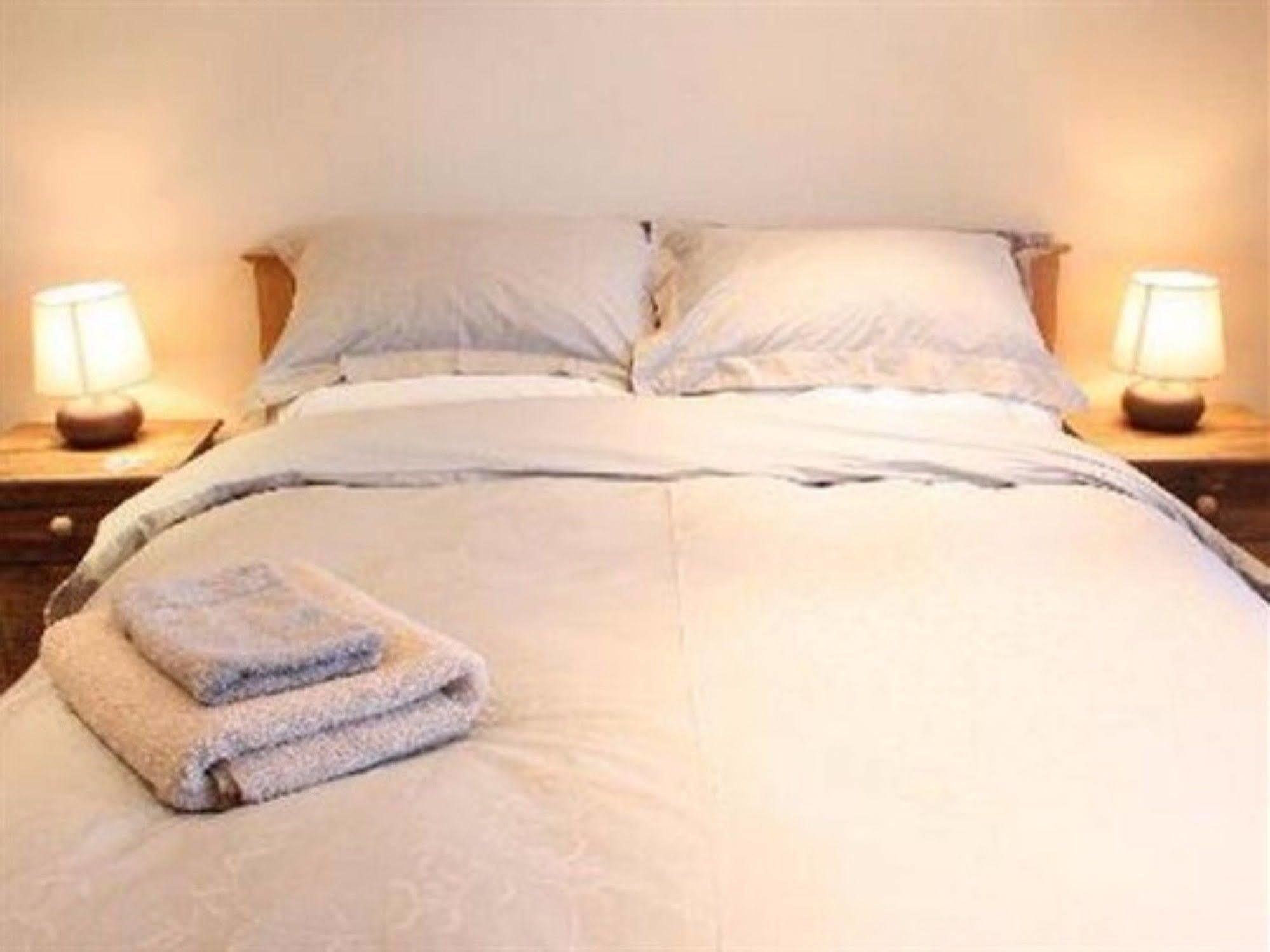 The Crown Radnage Hotell Exteriör bild